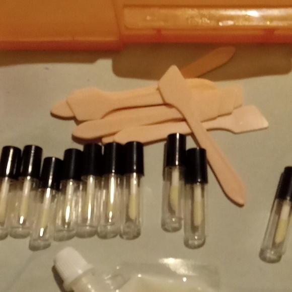 Make your own lip gloss kit - Picture 6 of 6